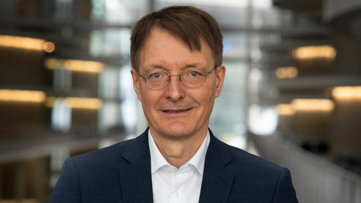 Bundesgesundheitsminister Lauterbach will der Stimme der Pflege stärken und die Rahmenbedingungen für die Profession verbessern.