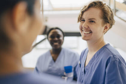 Wie Pflegefachpersonen mit Sensibilisierung und respektvoller Kommunikation zu einer diskriminierungsärmeren Pflege beitragen können.