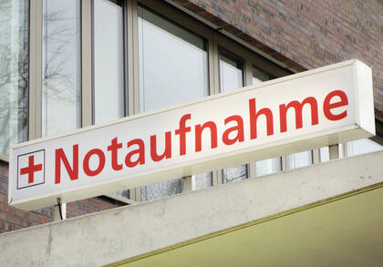 Übergaben in zentralen Notaufnahmen stellen für die Patientensicherheit eine kritische Phase dar. Die Merkhilfe „SINNHAFT“ soll das Fehlerrisiko verringern. Übergaben in zentralen Notaufnahmen stellen für die Patientensicherheit eine kritische Phase dar. Die Merkhilfe „SINNHAFT“ soll das Fehlerrisiko verringern.