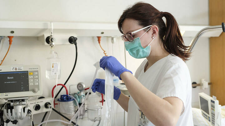 Die Vereinigung der Pflegenden in Bayern fordert "unverzügliche" Maßnahmen für Pflegende, um besser für eine zweite Corona-Infektionswelle gewappnet zu sein.