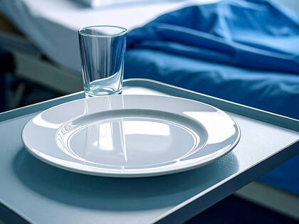 Trotz Leitlinien führt Unsicherheit in der Praxis oft zu verlängerter Nahrungskarenz vor OPs – mit negativen Folgen für Patienten.