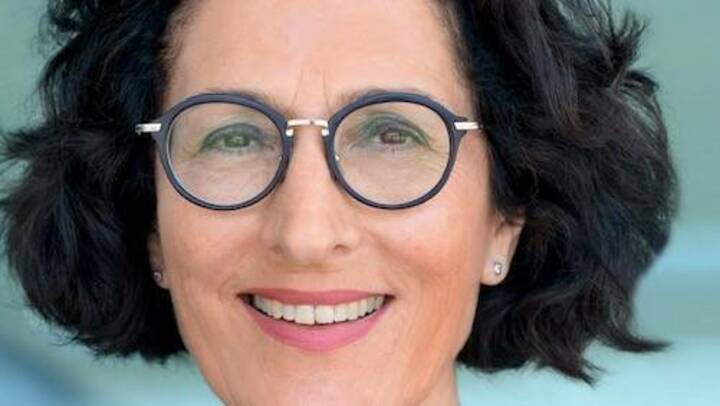 Die neu gewählte DBfK-Präsidentin Vera Lux fordert eine Ausweitung der Kompetenzen von Pflegefachpersonen und klare Rollenprofile für die unterschiedlichen Qualifikationen in der Pflege.