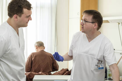 Das BIBB‑Pflegepanel zeigt: 2023 blieben erneut zahlreiche Ausbildungsplätze in der Pflege unbesetzt. Der Artikel analysiert Gründe für die geringe Nachfrage, Unterschiede zwischen Einrichtungsarten und Verbleibquoten der Absolventen.