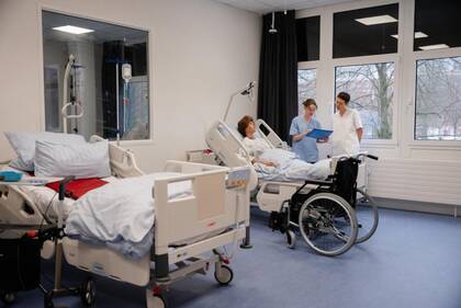 Die Hochschule Flensburg stärkt mit einem neuen HealthLab die praxisnahe, wissenschaftlich fundierte Pflegeausbildung. Studierende trainieren dort realitätsnahe Versorgungssituationen mit High-Fidelity-Simulatoren.