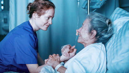 Der Film "Heldin" aus der Schweiz begleitet eine Pflegefachfrau im Spätdienst auf einer voll belegten Station.