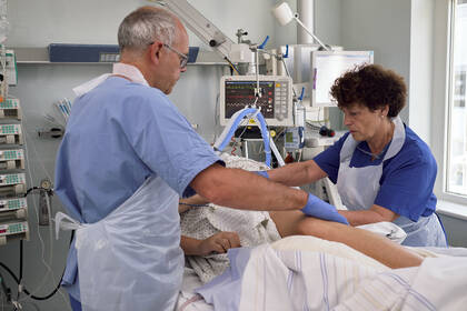 Familienfreundliche Intensivstationen verbessern nicht nur die Zufriedenheit der Angehörigen, sondern auch die klinischen Outcomes der Patienten.  Familienfreundliche Intensivstationen verbessern nicht nur die Zufriedenheit der Angehörigen, sondern auch die klinischen Outcomes der Patienten.