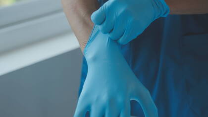 Eine US‑Studie stellt die WHO‑Empfehlung zur Händedesinfektion vor dem Anlegen von Einmalhandschuhen auf den Prüfstand. Der Artikel zeigt, was die Ergebnisse für den deutschen Klinikalltag bedeuten – und wie die KRINKO die Anforderungen einordnet.