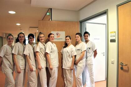 Angehende Pflegende übernehmen für 4 Wochen eigenverantwortlich einen Teilbereich der Station Neurologie und Innere Medizin im Caritas-Krankenhaus.