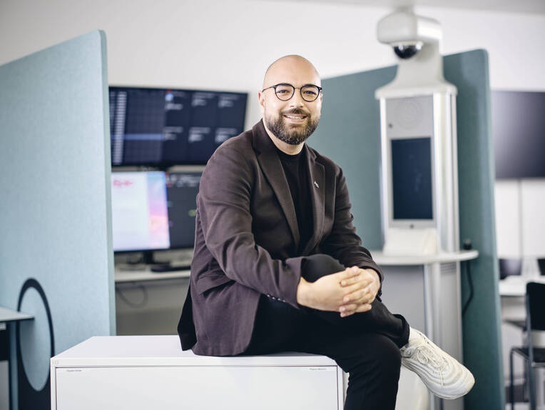 Das Luzerner Kantonsspital hat mit der Virtual Care Unit ein innovatives hybrides Versorgungskonzept eingeführt. Der pflegerische Leiter dieser Abteilung, António Braizinho, berichtet.
