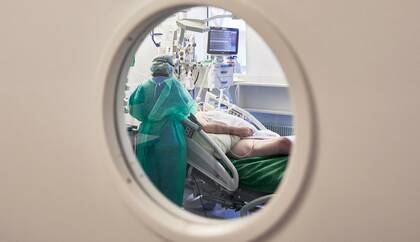 Bundesweit fehlen bis zu 50.000 Pflegefachpersonen auf Intensivstationen. Das zeigt eine neue Studie, die der Autor vorstellt. 