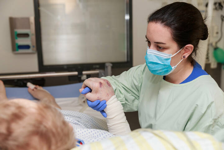 Das bayerische Aktionsbündnis "Dienst-Tag für Menschen" fordert eine ehrliche Debatte in der Politik, wie es um die Pflege in Deutschland wirklich steht.