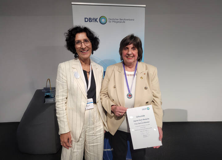 Gertrud Stöcker erhielt die Agnes Karll Medaille 2025 - überreicht von DBfK-Präsidentin Vera Lux.