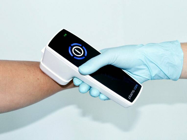 PlasmaCare® nutzt kaltes atmosphärisches Plasma, um Mikroorganismen inklusive multiresistenter Erreger zu inaktivieren und die Wundheilung zu stimulieren. 