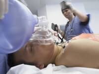 Die wichtigsten Maßnahmen für effektive Reanimation: korrekte Handposition, optimale Kompressionsfrequenz und Einsatz des AED gemäß den neuen Leitlinien.