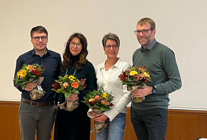 Steve Strupeit (1. v. li.) beglückwünscht den neuen Vorstand (v. li.): Uta Gaidys, Stefanie Kämper, Johannes Gräske
