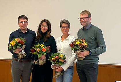 Steve Strupeit (1. v. li.) beglückwünscht den neuen Vorstand (v. li.): Uta Gaidys, Stefanie Kämper, Johannes Gräske Steve Strupeit (1. v. li.) beglückwünscht den neuen Vorstand (v. li.): Uta Gaidys, Stefanie Kämper, Johannes Gräske