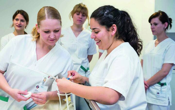 Neue Pflegeausbildung für Flüchtlinge und Deutsche 