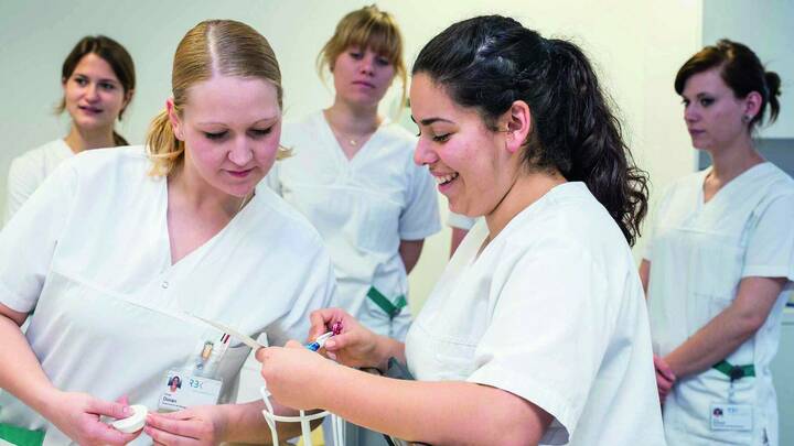 Das Image der Pflegeberufe ist aus Sicht des BIBB entscheidend dafür, ob Jugendliche eine Pflegeausbildung wählen.