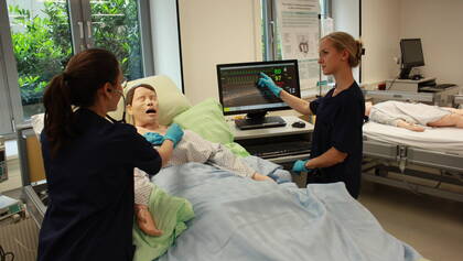 Ein Forschungsprojekt der Ernst-Abbe-Hochschule Jena zeigt: Pflegefachpersonen mit erweiterten Kompetenzen könnten Versorgungslücken schließen. Fachleute fordern gesetzliche Anpassungen.