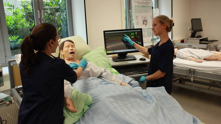 Ein Forschungsprojekt der Ernst-Abbe-Hochschule Jena zeigt: Pflegefachpersonen mit erweiterten Kompetenzen könnten Versorgungslücken schließen. Fachleute fordern gesetzliche Anpassungen.