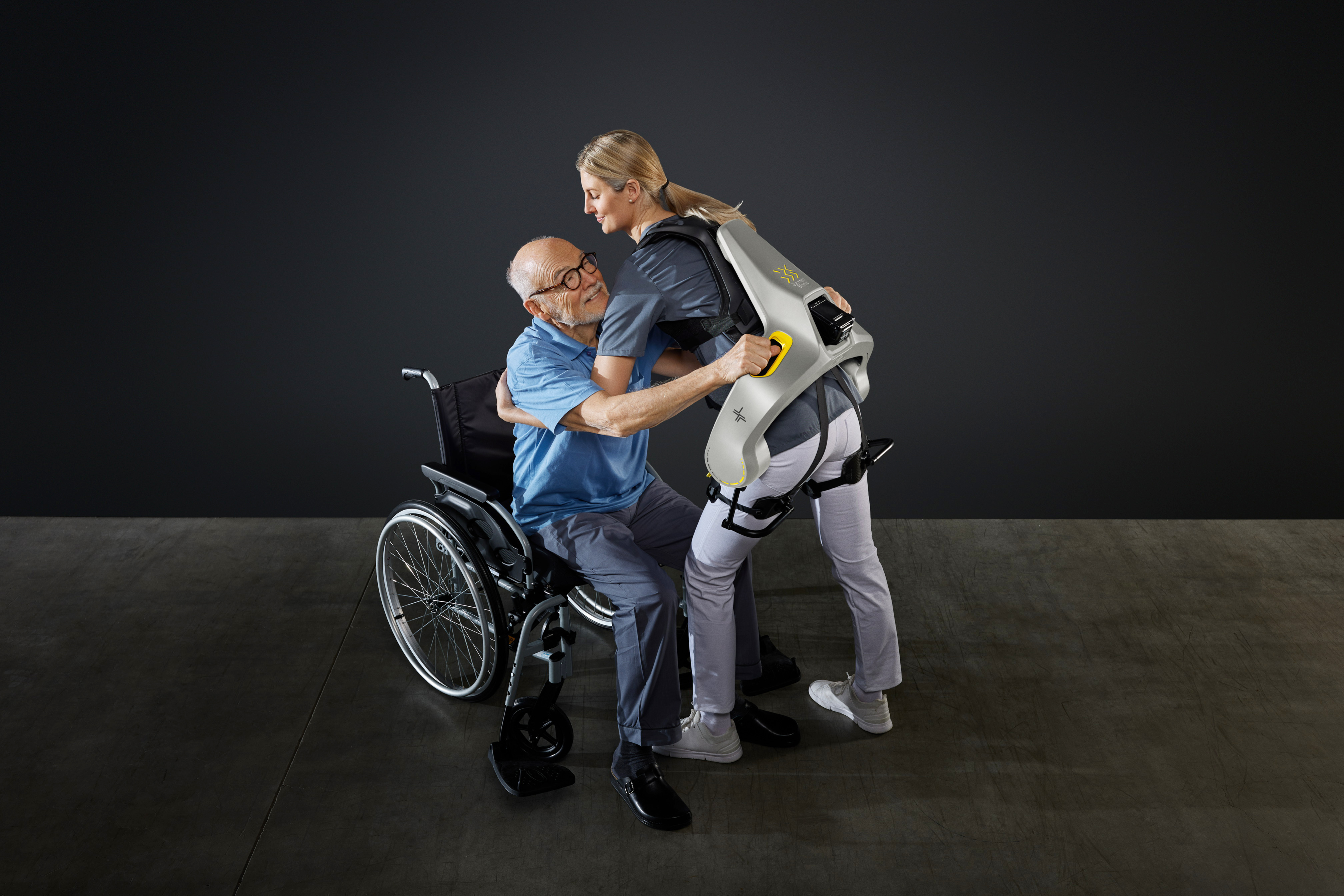 In einem Forschungsprojekt testet die Charité ein aktives Exoskelett auf Effektivität, Usability und Akzeptanz. 