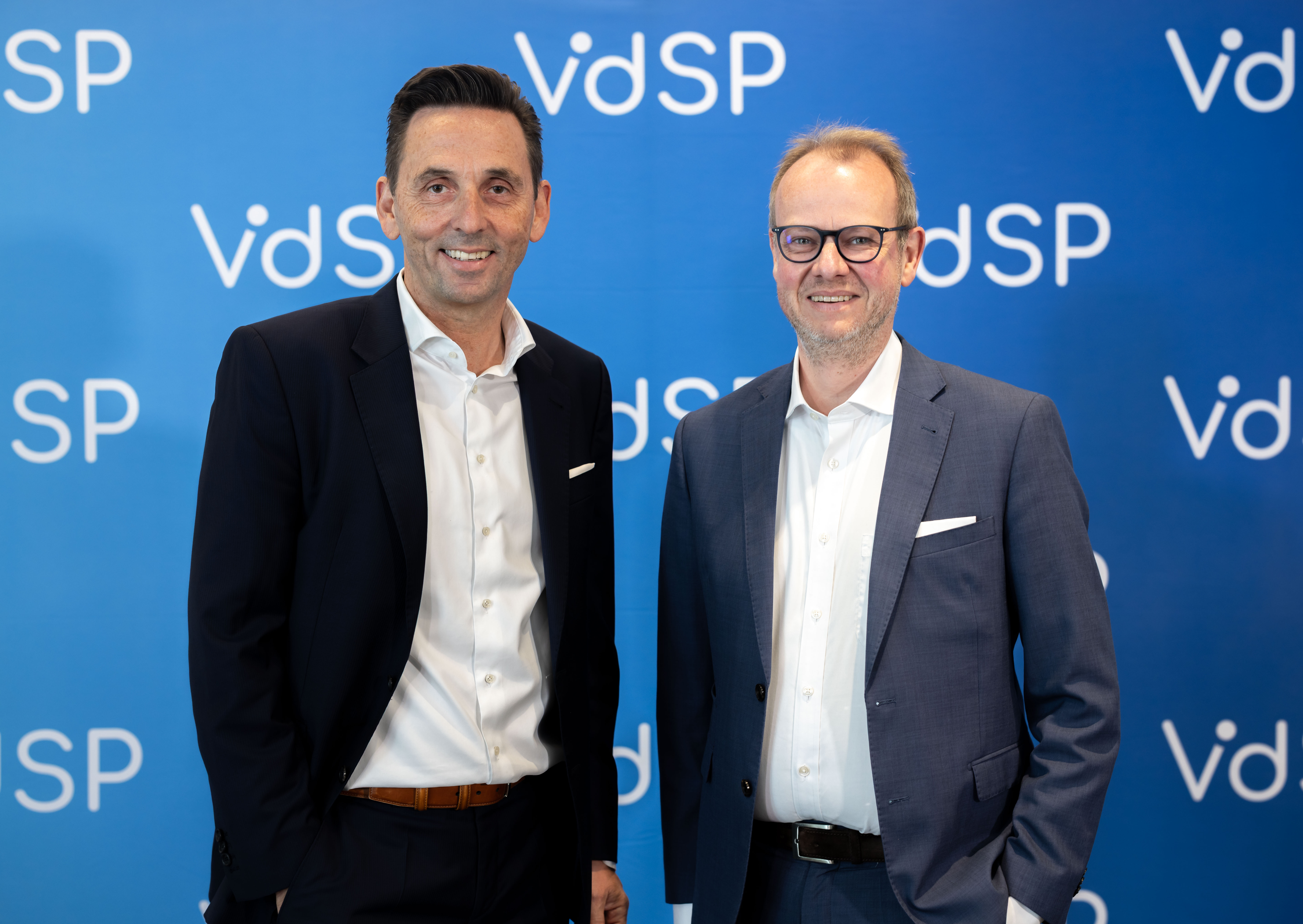 Andreas Fischer (li.) und Carsten Steinhoff (re.) sind die Vorsitzenden des neu gegründeten VdSP. Der Verband will mit digitaler Transformation eine bessere Versorgung und bessere Arbeitsbedingungen in der Pflege erzielen. Andreas Fischer (li.) und Carsten Steinhoff (re.) sind die Vorsitzenden des neu gegründeten VdSP. Der Verband will mit digitaler Transformation eine bessere Versorgung und bessere Arbeitsbedingungen in der Pflege erzielen.